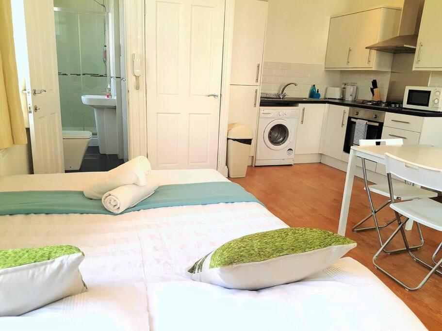 Excellent Studio Flat In Лондон Екстериор снимка