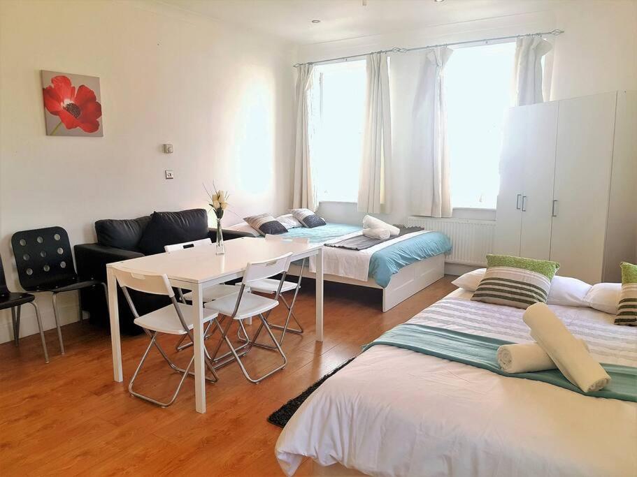 Excellent Studio Flat In Лондон Екстериор снимка