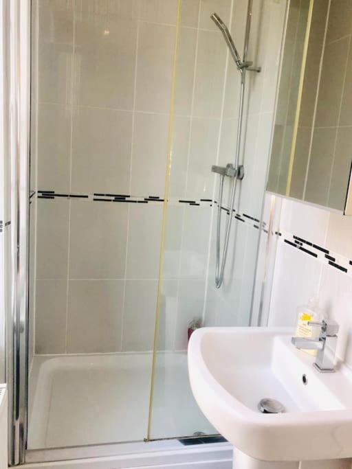 Excellent Studio Flat In Лондон Екстериор снимка